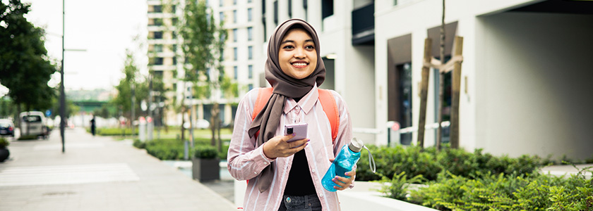 Arabic eCommerce woman on phone